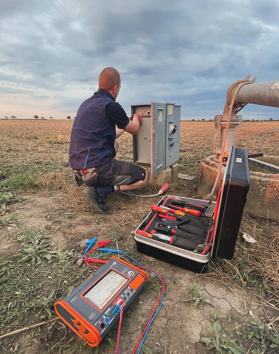 Elektrotechniker von ANMAYR Elektrotechnik führt Mess- und Prüfarbeiten an einer elektrischen Anlage im Außenbereich durch.