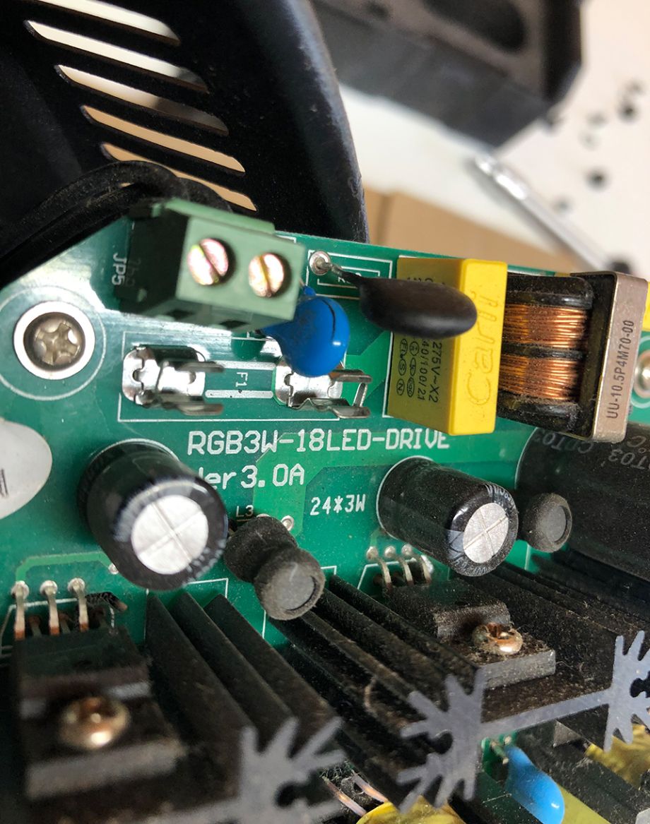 Elektronische Steuerplatine während der Fehlersuche und Reparatur durch ANMAYR Elektrotechnik.
