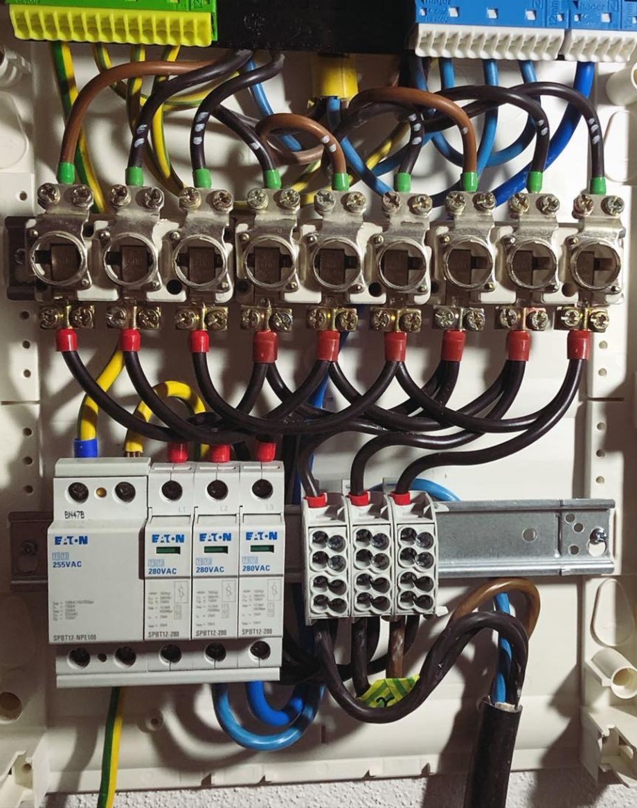 Geöffneter Elektroverteiler mit Schutzschaltern und fachgerechter Verdrahtung für die Stromverteilung.